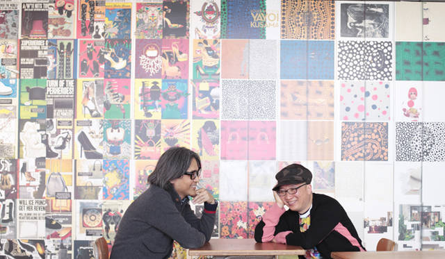 　スペースコンポーザーの谷川じゅんじ氏（左）と、アート・ディレクターのテセウス・チャン氏。ggg（ギンザ・グラフィック・ギャラリー）で開催されたチャン氏の個展にて