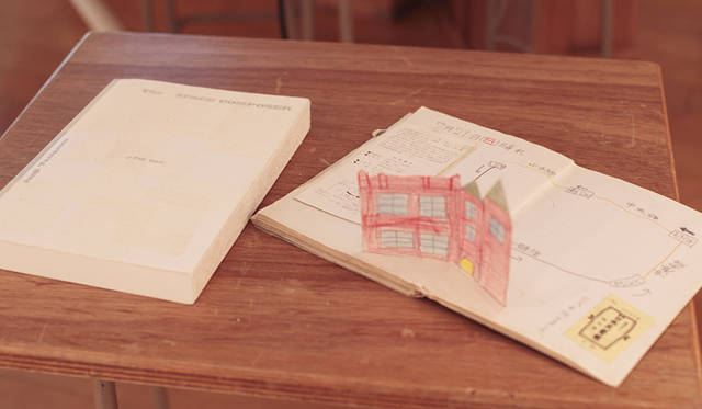 　スペースコンポーザーの谷川じゅんじ氏（左）と、アート・ディレクターのテセウス・チャン氏。ggg（ギンザ・グラフィック・ギャラリー）で開催されたチャン氏の個展にて