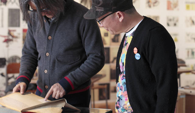 　スペースコンポーザーの谷川じゅんじ氏（左）と、アート・ディレクターのテセウス・チャン氏。ggg（ギンザ・グラフィック・ギャラリー）で開催されたチャン氏の個展にて