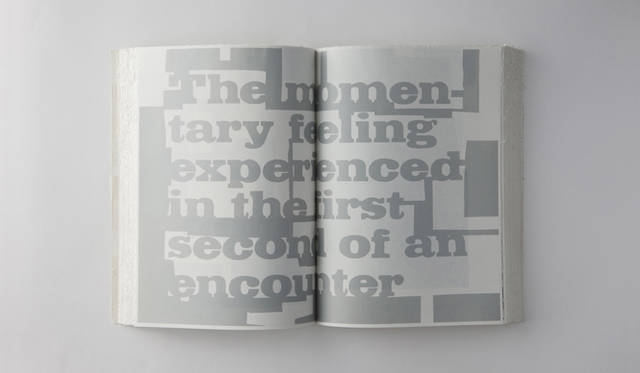 <strong>谷川じゅんじ × テセウス・チャン</strong>　タイポグラフィーには特に工夫を凝らしたというチャン氏。ひと文字ずつちがって見えるように、すこしずつデザインを変えているそうだ　Photograph by Yoshiaki Tsutsui