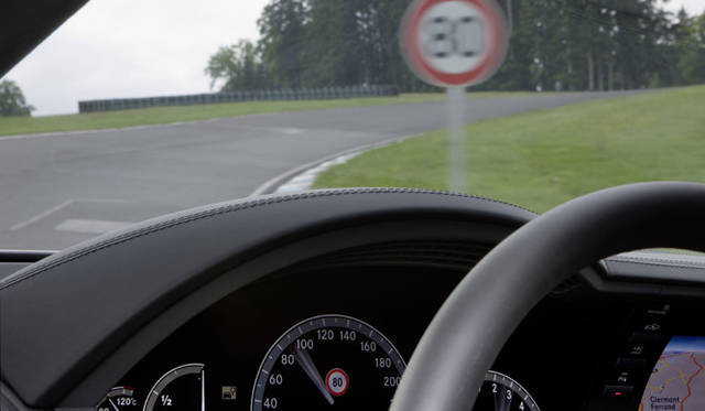 <strong>Mercedes-Benz The new traffic sign assistance｜メルセデス・ベンツ 新交通標識支援システム</strong>