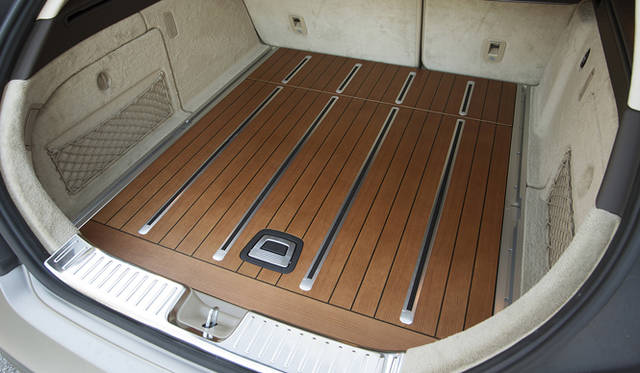 <strong>Mercedes-Benz CLS 63 AMG Shooting Brake｜メルセデス・ベンツ CLS 63 AMG シューティングブレーク</strong><br />アメリカンチェリーに細長くカットされたスモークドオークをはめ込んだ、designoウッドフロア。50万円のオプションとなる