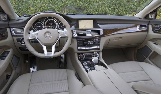 <strong>Mercedes-Benz CLS 63 AMG Shooting Brake｜メルセデス・ベンツ CLS 63 AMG シューティングブレーク</strong><br />内装色はアーモンドベージュ　パネルはウォールナットブラウンウッド