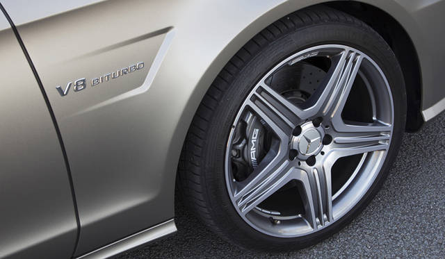 <strong>Mercedes-Benz CLS 63 AMG Shooting Brake｜メルセデス・ベンツ CLS 63 AMG シューティングブレーク</strong><br />チタニウムグレーペイントの19インチAMG5トリプルスポークアルミホイール