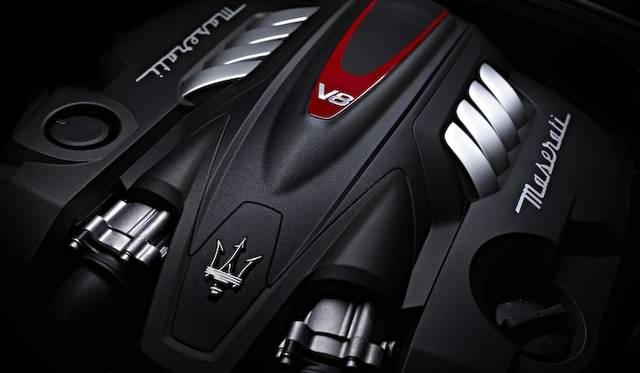 <strong>Maserati Quattroporte｜マセラティ クアトロポルテ</strong><br />新開発の3.8リッターV型8気筒ツインターボエンジンは530psを発生する。