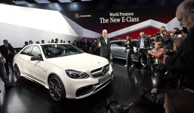 <strong>Mercedes-Benz E-Class｜メルセデス・ベンツ Eクラス</strong><br />ダイムラーのCEO ディーター・ツェッチェ博士と新Eクラス