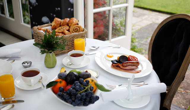 <strong>伝統と革新の英国ロイヤル文化を巡る旅</strong>　美しい庭園の中で伝統的なイングリッシュブレックファストをいただく