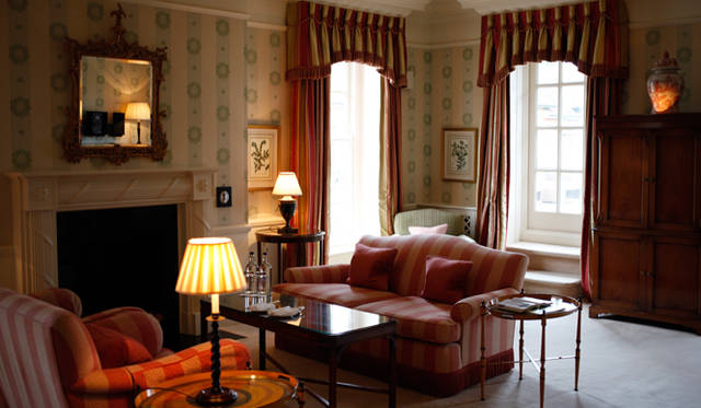 <strong>伝統と革新の英国ロイヤル文化を巡る旅</strong>　アンティーク家具と上質なファブリックで包まれたスイートルーム