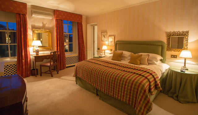 <strong>伝統と革新の英国ロイヤル文化を巡る旅</strong>　ひとときのプリンセス気分に浸れるスイートのベッドルーム