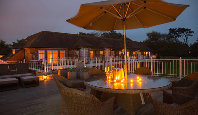 <strong>伝統と革新の英国ロイヤル文化を巡る旅</strong>　スイートルームに用意されたテラス。庭園越しに沈む美しい夕日を眺めることもできる