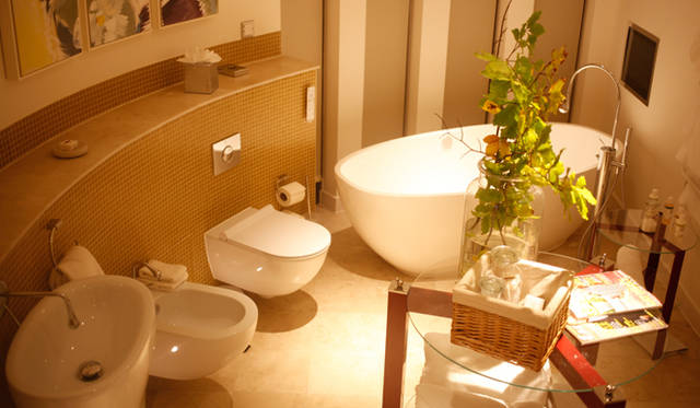 <strong>伝統と革新の英国ロイヤル文化を巡る旅</strong>　若いファミリーでも気軽に宿泊できるようメゾネット形式が採用された「ツリー・ハウス・スイート」。もちろんバスルームは広い