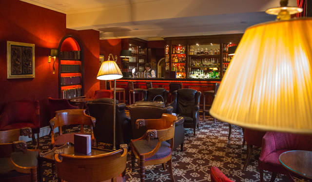 <strong>伝統と革新の英国ロイヤル文化を巡る旅</strong>　本館1階にはラウンジバーも併設