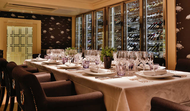 <strong>伝統と革新の英国ロイヤル文化を巡る旅</strong>　英国屈指の良質ワインを取り揃え、モダンブリティッシュ料理を提供するチュートン・グレンのディナー