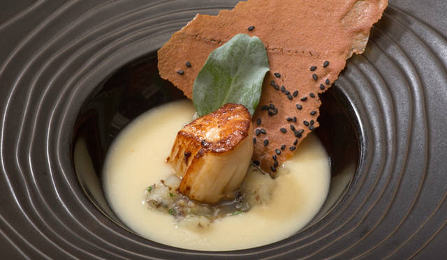 <strong>伝統と革新の英国ロイヤル文化を巡る旅</strong>　肉、魚、野菜はすべて地のものを使い、おいしいイギリスが振る舞われる