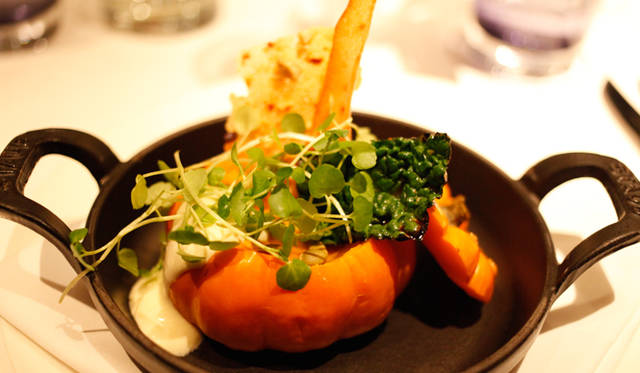 <strong>伝統と革新の英国ロイヤル文化を巡る旅</strong>　庭園で採れた新鮮野菜を使ったカボチャのポタージュ