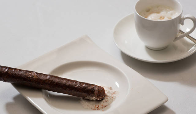 <strong>伝統と革新の英国ロイヤル文化を巡る旅</strong>　チョコレートを薄生地で巻き上げた葉巻型のデザート