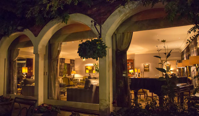 <strong>伝統と革新の英国ロイヤル文化を巡る旅</strong>　外から見た本館のラウンジ。ニューフォレストの自然の中で、ゆったりとした時が過ぎていく