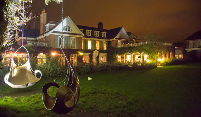 <strong>伝統と革新の英国ロイヤル文化を巡る旅</strong>　夜になりライトアップされた庭園もまた美しい