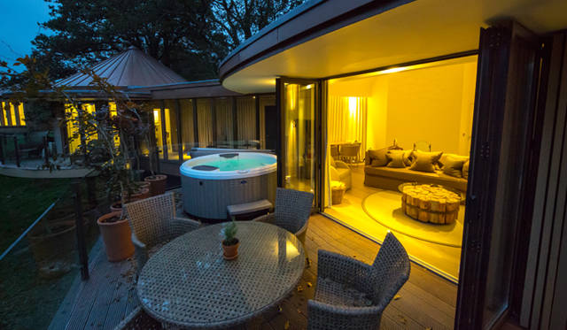 <strong>伝統と革新の英国ロイヤル文化を巡る旅</strong>　「ツリー・ハウス・スイート」では、大自然をバックにジャグジーも完備