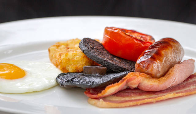 <strong>伝統と革新の英国ロイヤル文化を巡る旅</strong>　フライドエッグ、ソーセージ、マッシュルーム、焼トマトなどが並ぶ定番のイングリッシュブレックファスト