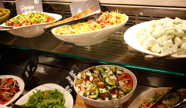 <strong>伝統と革新の英国ロイヤル文化を巡る旅</strong>　スパにはオーガニックフードのカフェも併設される