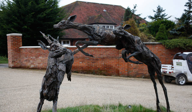 <strong>伝統と革新の英国ロイヤル文化を巡る旅</strong>　チュートン・グレン本館前にある鹿のモニュメント