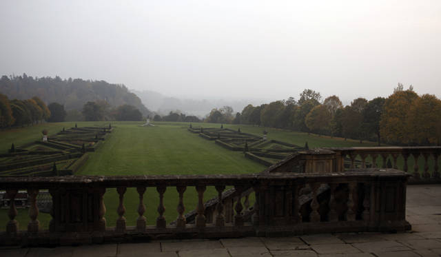 <strong>伝統と革新の英国ロイヤル文化を巡る旅</strong>　踊り場から眺める「クリヴデン」の庭園