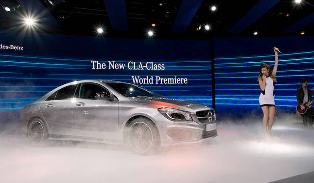 <strong>Mercedes-Benz CLA-Class｜メルセデス・ベンツ CLAクラス</strong><br />ショーの開幕前におこなわれた、メルセデス・ベンツ ニューイヤーレセプションでもCLAクラスはお披露目となった。こちらはヒップホップのカバーがYouTubeにて爆発的な人気を博している、デュオ「Karmin（カーミン）」が参加。写真は、そのKarminのエイミー・ハイドマン
