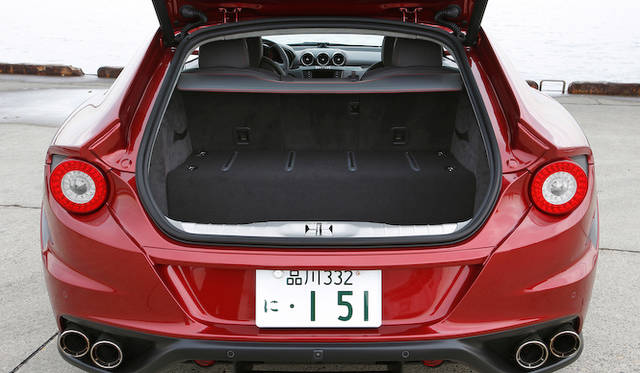 <strong>Ferrari FF｜フェラーリ FF</strong><br />トランク容量は通常450リットル