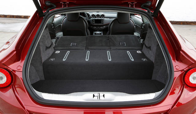 <strong>Ferrari FF｜フェラーリ FF</strong><br />リヤシートを倒すことで800リットルまで荷室容量が拡大する