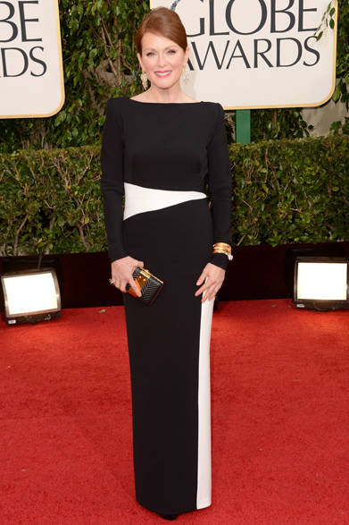 トム・フォードのブラック＆ホワイトのドレスガウンをまとった女優のジュリアン・ムーア。ナッパ素材のクラッチを持って。<br /><br />©Getty Images／Jason Merritt