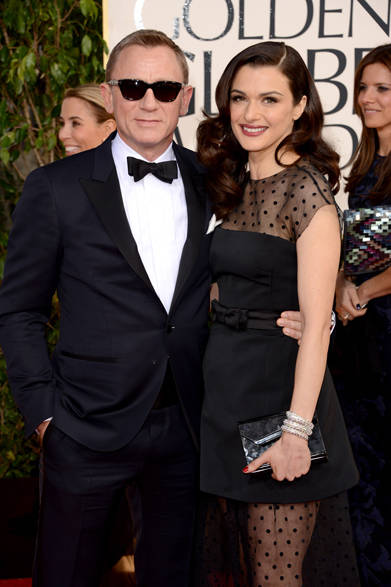 ダニエル・クレイグは、トム・フォードのグログラン素材ピークラペルのタキシードにグログラン素材のボウタイを合わせた。女優のレイチェル・ワイズとともに。<br /><br />©Getty Images／Jason Merritt