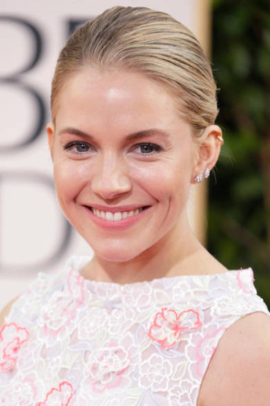 ヴァン クリーフ＆アーペルの小花モチーフがかわいらしい「フルーレット」ピアスを着けて登場したシエナ・ミラー。テレビ・ミニシリーズ部門の女優賞を受賞。<br /><br />©Van Cleef & Arpels - Photo by Jeff Vespa Getty Images