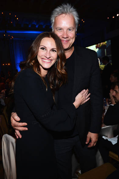 ヴァン クリーフ＆アーペルのプライベートコレクションから、1971年に制作されたオニキスとゴールドのイヤリングを選んで身に着けたのは、女優のジュリア・ロバーツ。ジョーン・ペン主催のチャリティイベント「Sean Penn and Friends Help Haiti Home Gala」にて。<br /><br />©Van Ceef & Arpels - Photo by Michael Buckner - Getty Images