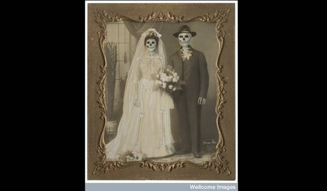 <strong>ART FILE 06｜「DEATH: A self-Portrait」</strong>　Marcos Raya, Untitled (family portrait: wedding), 2005 Credit:Marcos Raya