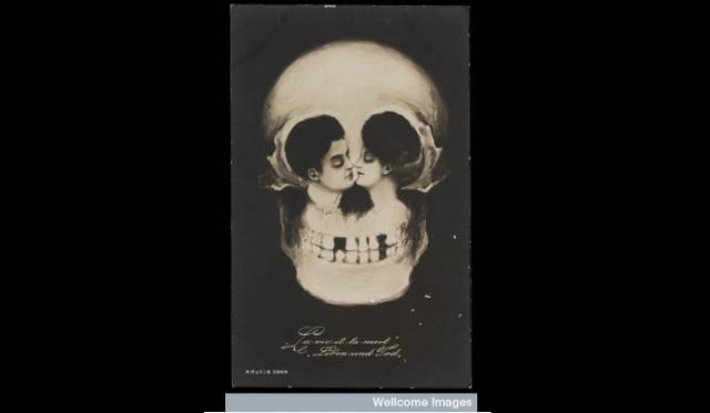 <strong>ART FILE 06｜「DEATH: A self-Portrait」</strong>　Image taken from metamorphic postcard, c.1900 Credit:(c) The Richard Harris Collection