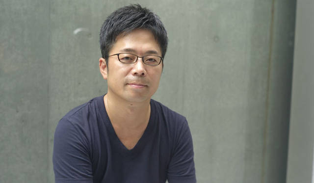 <strong>ニッポンのデザイナー連続インタビュー（3）吉岡徳仁</strong>　吉岡徳仁氏。都内の吉岡徳仁事務所にて