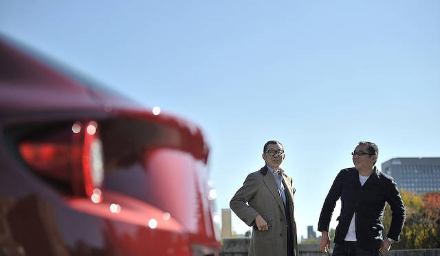 <strong>Ferrari FF｜フェラーリ FF</strong><br /><strong>渡辺</strong>　ワゴンにこだわりがあるのは、なにか理由があるんですか？ <br /><strong>岩城</strong>　貧乏性だからかな（笑）？　セダンはダメなんです。急なときに人が乗れて、荷物をいれられるっていう……実際の生活では、そういう急なときなんてないんだけれど、入れられるっていうことがないとダメなんです。