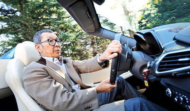 <strong>Ferrari 458 Spider｜フェラーリ 458スパイダー</strong><br /><strong>岩城</strong>　フェラーリという存在感にプレッシャーを感じていたのと、勝手な先入観から、乗りにくいのかとおもっていたら、短い距離だったけれど、実際に運転してみると乗りやすかったのが意外でした。