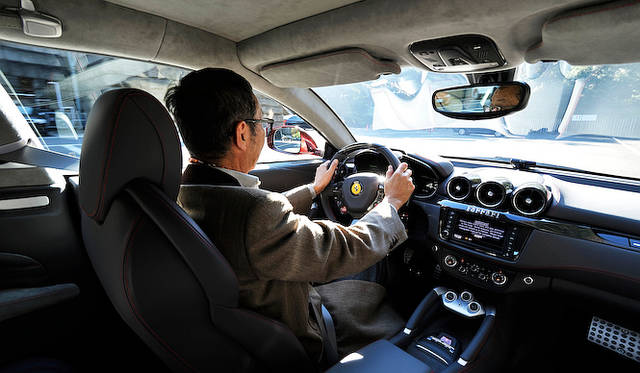 <strong>Ferrari FF｜フェラーリ FF</strong><br /><strong>岩城</strong>　強いて言えば、俺は「FF」のほうが好きです。ワゴンが好きだし、乗り降りも楽だし。そういうところが、自分のものだったら大事だとおもうんです。