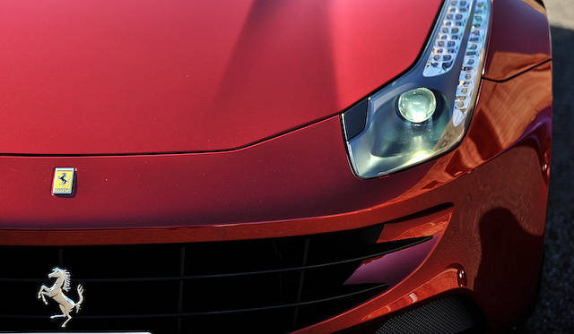 <strong>Ferrari FF｜フェラーリ FF</strong><br /><strong>岩城</strong>　色で言えば、今回の「FF」の赤はよかった。