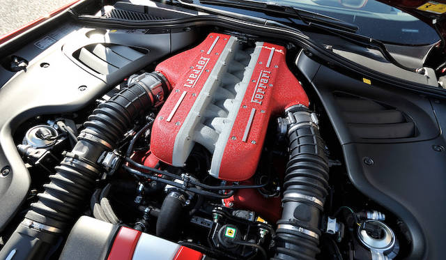 <strong>Ferrari FF｜フェラーリ FF</strong><br /><strong>岩城</strong>　このエンジンはすごいね！　モノとして。 <br /><strong>渡辺</strong>　こういう絵になるエンジンをいまも搭載しているのもフェラーリらしさですね。 