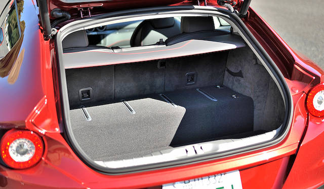 <strong>Ferrari FF｜フェラーリ FF</strong><br />シューティングブレイク型のFFは通常でも450リットルのトランクルームを持つ