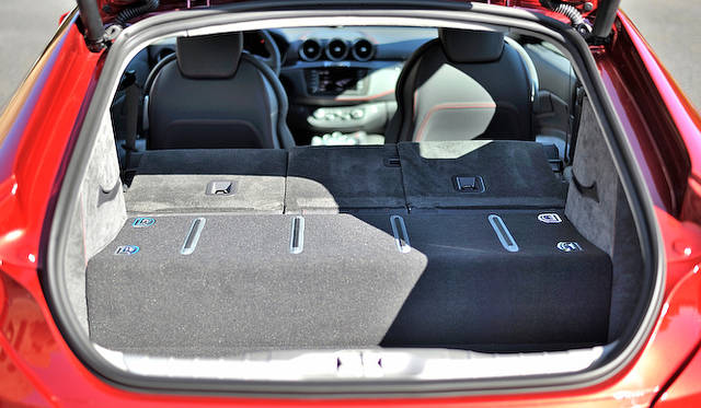 <strong>Ferrari FF｜フェラーリ FF</strong><br />リヤシートを倒すことで、約800リットルまで、トランク容量は拡大する