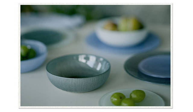 <strong>ウェブセレクトショップ「ARIGATO GIVING」</strong>　100％リサイクルガラスで作られたスペイン生まれのエコな器「ラ・メディテラネア アスタープレート ミディアム」