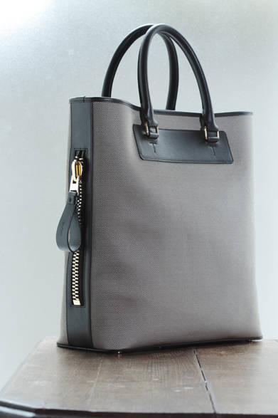 <strong>HANKYU MEN'S OSAKA 5th ANNIVERSARY<br /><br />  SPECIAL EDITION ～ LIGHT ＆ SHADE ～</strong><br /><br /><strong>Exclusive for Hankyu men’s｜TOM FORD<br /><br />  春夏の軽快な装いにくわえたい、<br /> 「トム フォード」の限定バッグ</strong><br /><br />毎シーズン、タイムレスな真のラグジュアリーを提示する「トム フォード」から、注目の阪急メンズ限定アイテムが登場。耐久性の高いコーデュラ素材を使用した軽量のトートバッグは、サイドの大きなジップが特徴で、サンド×ダークブラウンのカラーは、春夏のスーツスタイルにもぴったり。<br /><br />トートバッグ21万円（トム フォード） （阪急メンズ大阪 3階／阪急メンズ東京 1・3階）