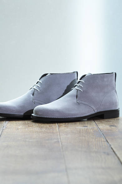 <strong>HANKYU MEN'S OSAKA 5th ANNIVERSARY<br /><br />  SPECIAL EDITION ～ LIGHT ＆ SHADE ～</strong><br /><br /><strong>Exclusive for Hankyu men’s｜TOM FORD<br /><br />  春夏の軽快な装いにくわえたい、<br /> 「トム フォード」のデザートブーツ</strong><br /><br />  ブランドのイメージカラーであるグレーを纏ったサマースエードブーツも、足もとにあたらしい風を吹き込む。<br /><br />  デザートブーツ9万4500円（トム フォード） （阪急メンズ大阪 3階／阪急メンズ東京 1・3階）