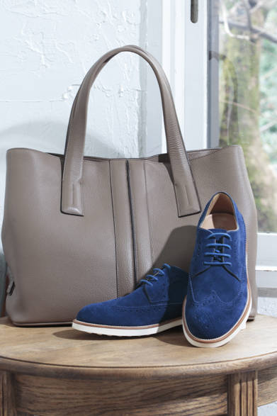 <strong>HANKYU MEN'S OSAKA 5th ANNIVERSARY<br /><br />  SPECIAL EDITION ～ LIGHT ＆ SHADE ～</strong><br /><br /><strong>Exclusive for Hankyu men’s｜TOD'S<br /><br />  ストライプが特徴的なトートと、<br /> リゾートカラーのブルーの靴が先行発売 </strong><br /><br />  ハンドメイドによるクラフツマンシップの伝統にくわえて、品質・スタイル・レザーをコンテンポラリーな創造性と合致させる美的哲学にこだわる「トッズ」の最新コレクション。バッグは、今春登場した“ダブルストライプ”コレクションで、軽く柔らかなレザーにセンターのストライプがアイコンとなっている。靴は、クラシックな英国調スタイルをベースに、目をひくホワイトのラバーソールとアッパーのブルーカラーのコンビネーションが新鮮。<br /><br />  バッグ「ダブルストライプ」14万2800円、靴「フォンドライトOX」6万7200円（ともにトッズ）※バッグのみ2月上旬入荷予定<br /> （阪急メンズ大阪 3階／阪急メンズ東京 1・3階）