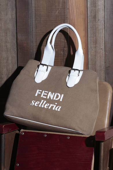 <strong>HANKYU MEN'S OSAKA 5th ANNIVERSARY<br /><br />  SPECIAL EDITION ～ LIGHT ＆ SHADE ～</strong><br /><br /><strong>Exclusive for Hankyu men’s｜FENDI<br /><br />  ユーズド調のブランドロゴが新鮮。<br /> “セレリア”の新作はトートバッグ</strong><br /><br />  クリエイティブ・ディレクター シルヴィア・フェンディによる「フェンディ」2013年春夏メンズコレクションは“スペース シック”がテーマ。フェンディの最高級レザーシリーズ“セレリア”のトートバッグは、天然のシボを活かしたカーフレザー“クオイオ ローマ”とキャンバスのコンビネーションで、大胆にあしらったユーズド調のロゴがアクセント。ショーツにも似合う爽やかさに注目。<br /><br />  セレリア トートバッグ14万1750円（フェンディ）※2月下旬入荷予定<br /> （阪急メンズ大阪 3階／阪急メンズ東京 3階）