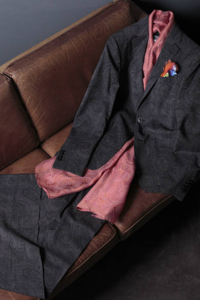 <strong>HANKYU MEN'S OSAKA 5th ANNIVERSARY<br /><br />  SPECIAL EDITION ～ LIGHT ＆ SHADE ～</strong><br /><br /><strong>Exclusive for Hankyu men’s｜ETRO<br /><br />  ペイズリーで遊ぶ“Playsley”！<br /> 5周年限定セットアップスーツ登場</strong><br /><br />  「エトロ」でもっとも伝統のあるペイズリー柄が、今春は“Play＋Paisley＝Playsley（プレイズリー）”として、さらに進化して登場。たぐいまれなエレガンスとクラシカルな魅力をアピールするペイズリーが、柔らかく落ち着いたカラーリングで表現され、最旬のモダニティを演出。「エトロ」ならではの極上の素材感とあいまって、とびきり上等なスタイリングを完成させる。<br /><br />  ジャケット18万4800円、パンツ7万6650円、ショール2万9400円 、チーフ1万6800円（すべてエトロ）<br /> （阪急メンズ大阪 3階／阪急メンズ東京 3階）